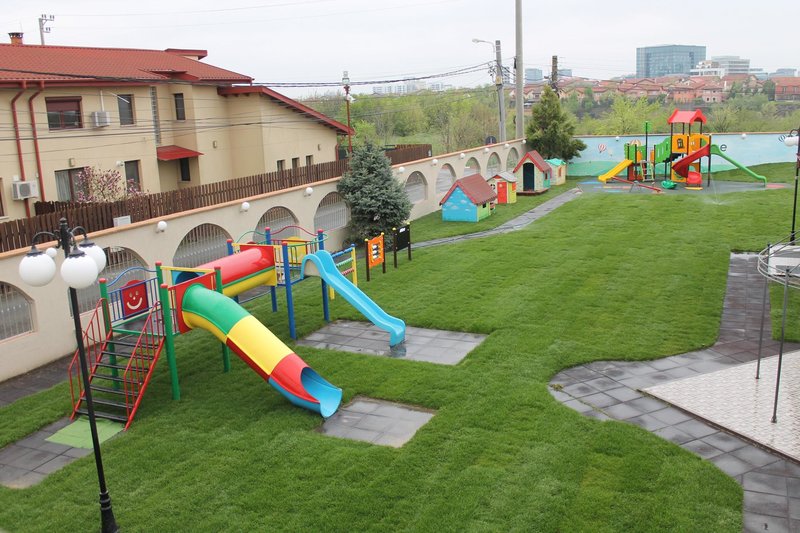 Gradinita Zece Pipera, Voluntari